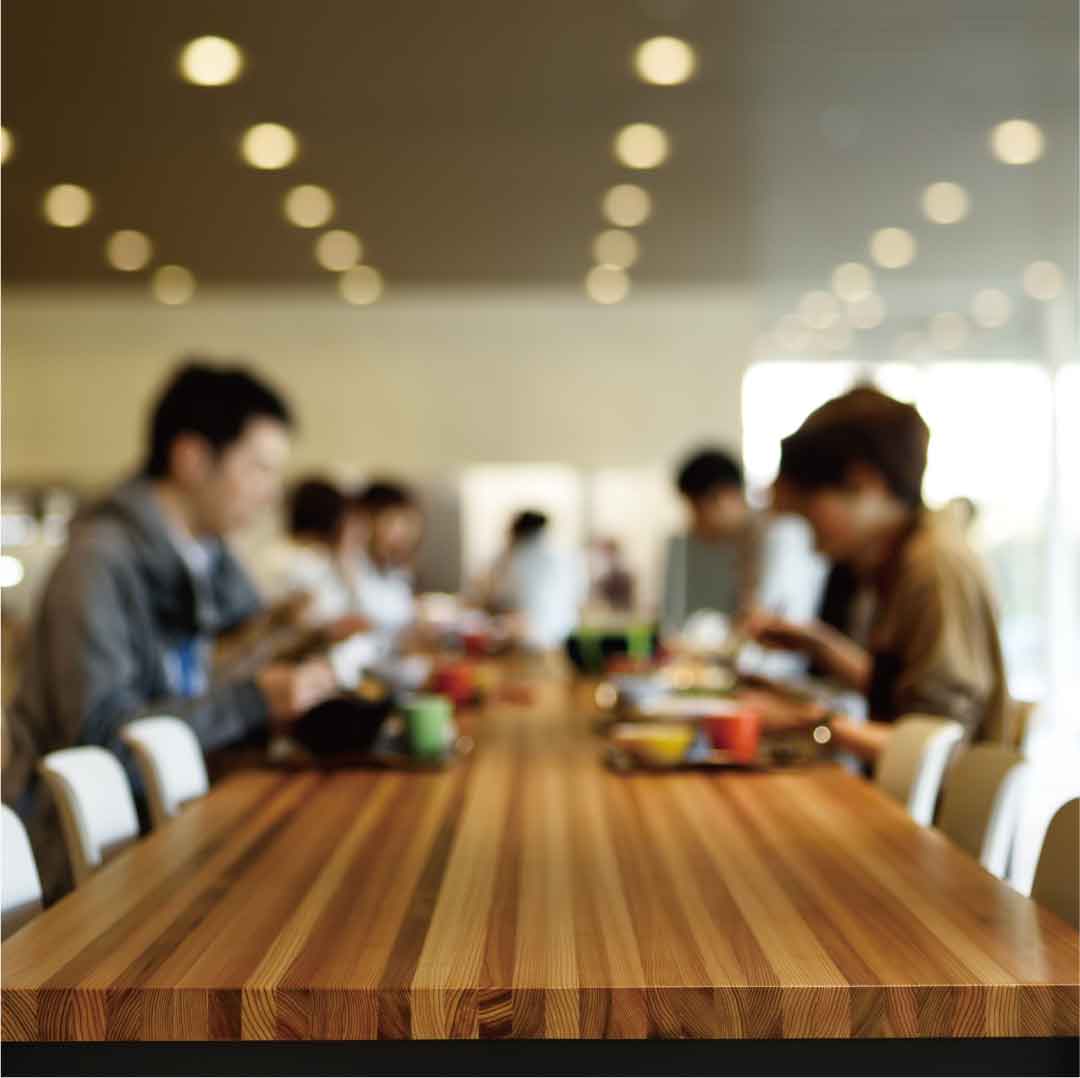 ガーデンスクエアで日常的に使われる7mのハイテーブルは、県産杉と光硬化型ウレタン技術のコラボレーションから生まれた。