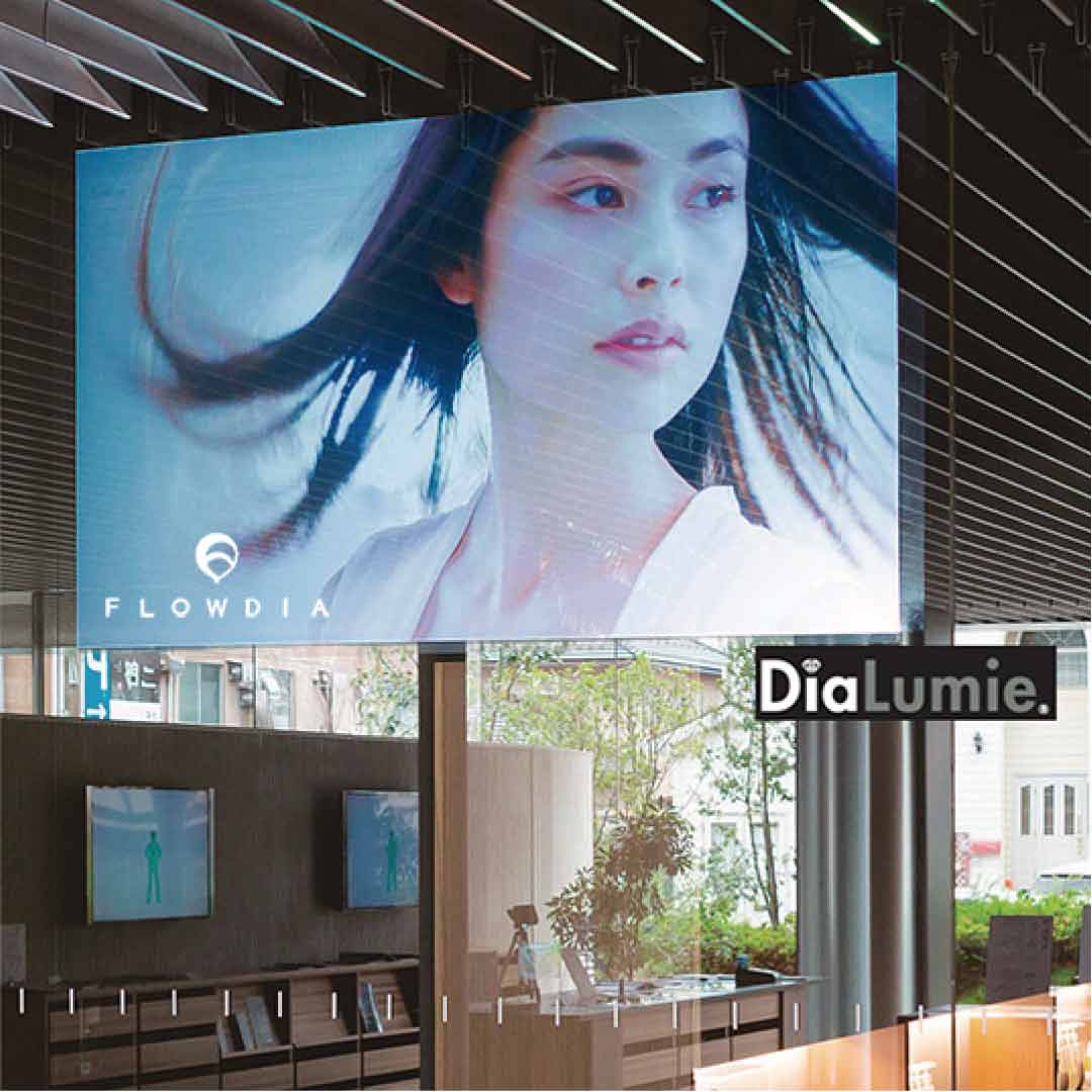 ヘア サイエンス スクエアのガラス壁に貼られたプロジェクター用透過型スクリーン“Dia Lumie”（ディアルミエ／2017年発売）。広視野角で、どこからでも映像が見える。