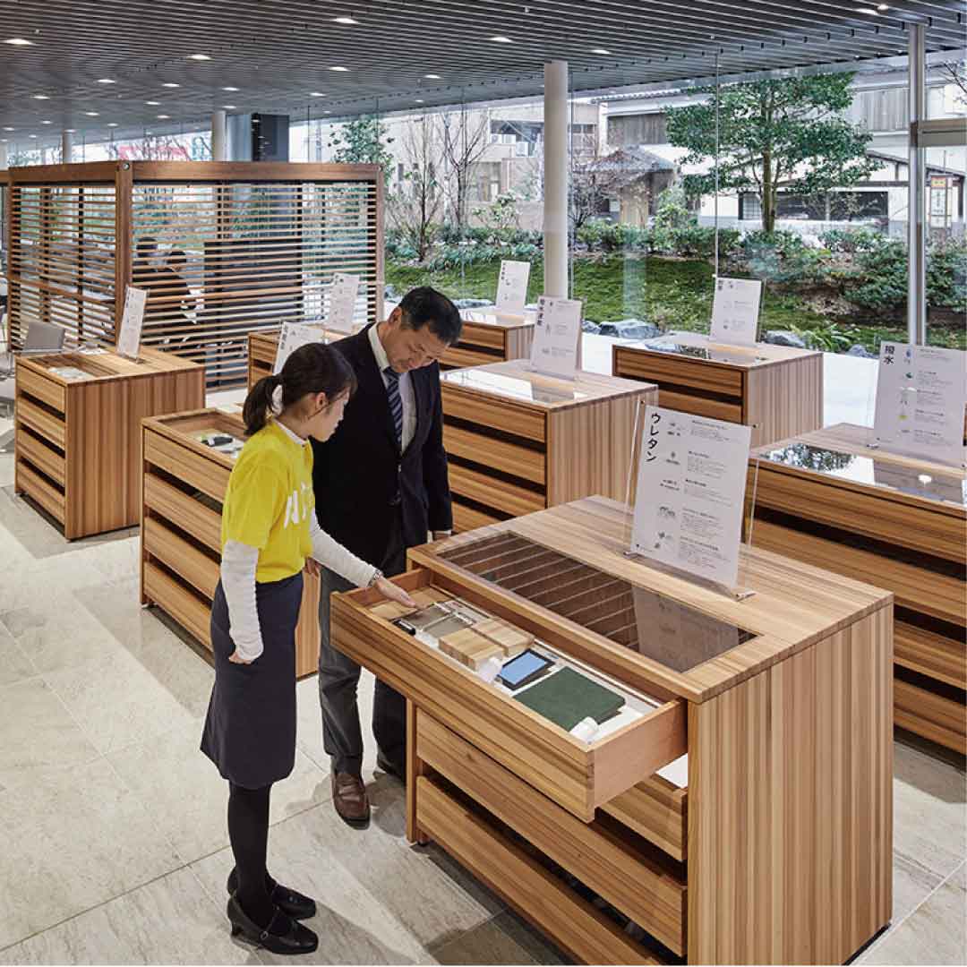 展示スペースであるオープンスクエアのショーキューブには、福井県産杉の集成材を使用している。触感の優しいハードコート剤は、当社の光硬化型ウレタン樹脂。