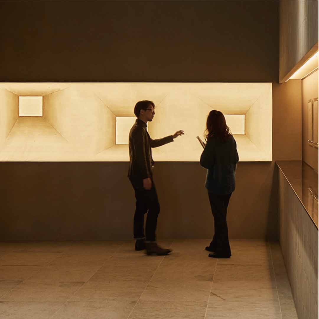 エレベータホールには、越前和紙の工芸作品が明かりを点す。デザインは小堀哲夫氏で、当社の脱墨剤を使用した再生紙が使われている。