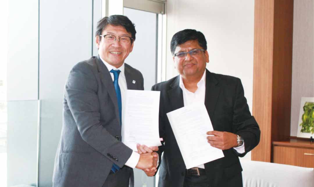 NICで行われたレジル社との社長同士の業務提携調印式。