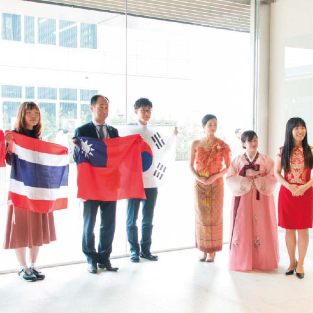 海外拠点パートナー会を開催。歓迎の意を表して、各国の国旗と民族衣装でお出迎えした。