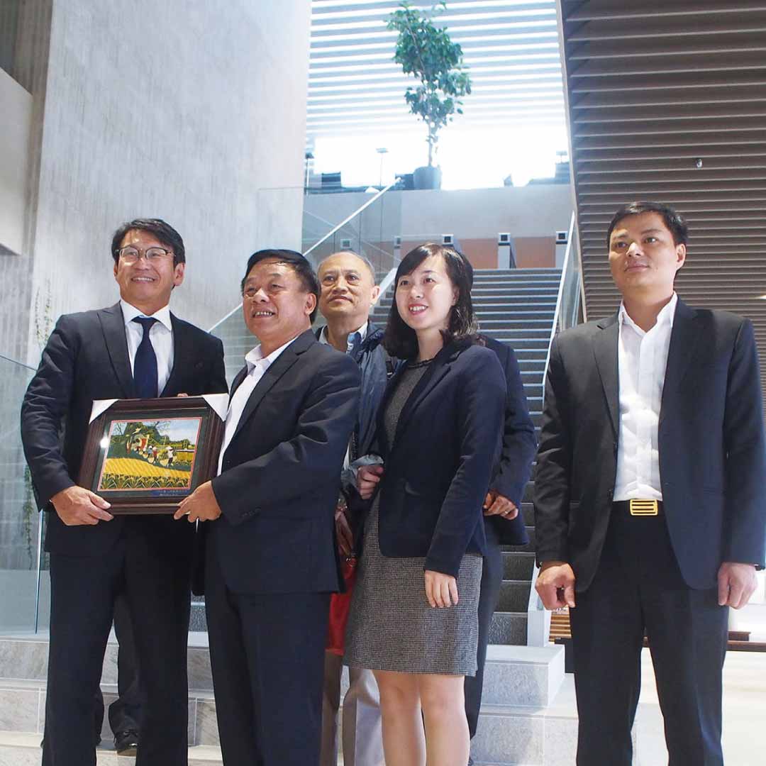 駐日ベトナム大使のグエン・クオック・クオン氏（左から2番目）ご一行が来社。