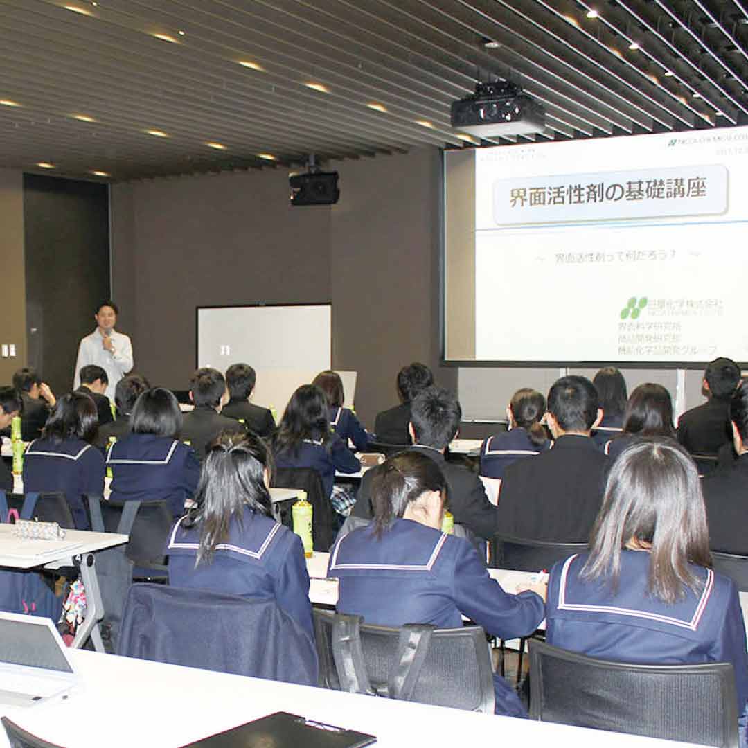 文部科学省からSSH（スーパーサイエンスハイスクール）の指定を受ける福井県立高志高校の2年生が来社。授業の一環として、NICで界面活性剤の講義を受け、実験を行った。
